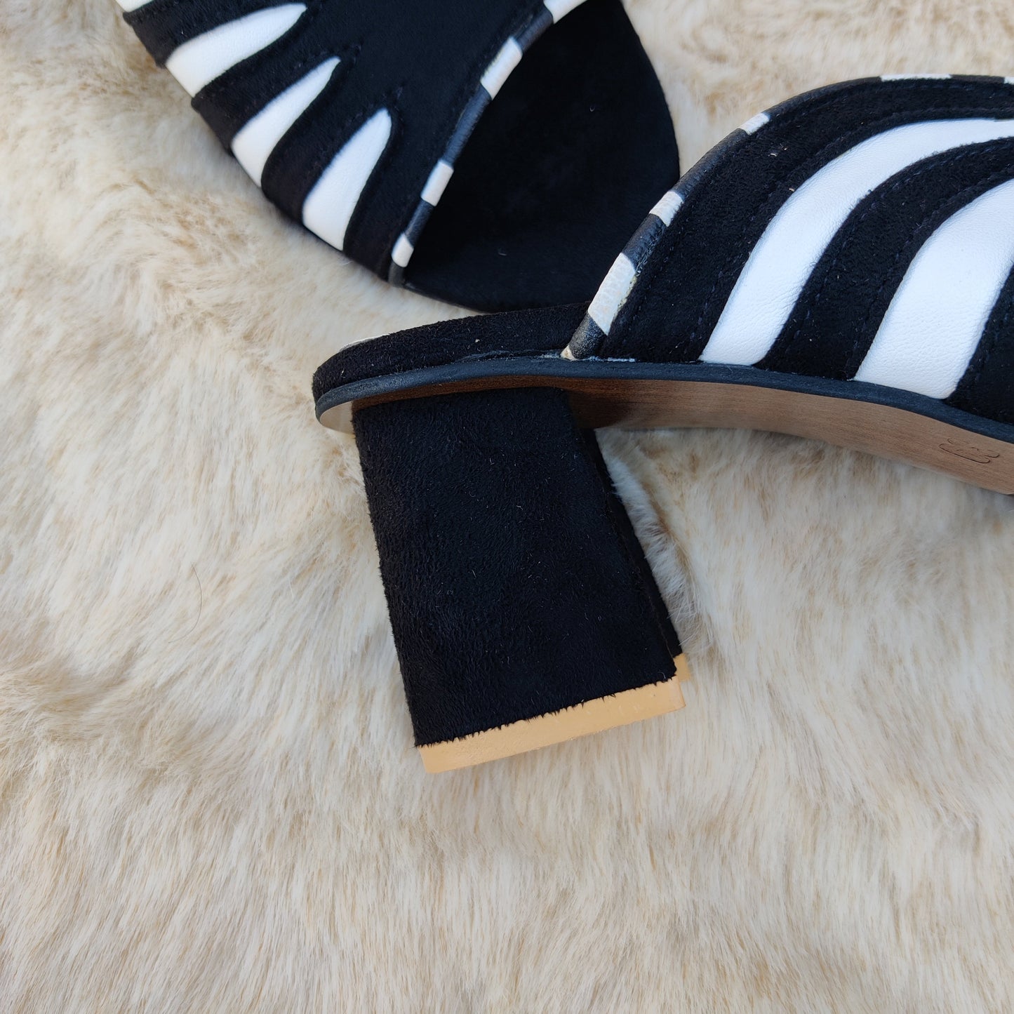 K-612 beautiful design white and black sandals